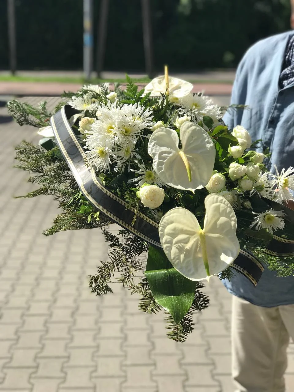 wiązanka pogrzebowa z białych kwiatów (anturium, roże i inne)