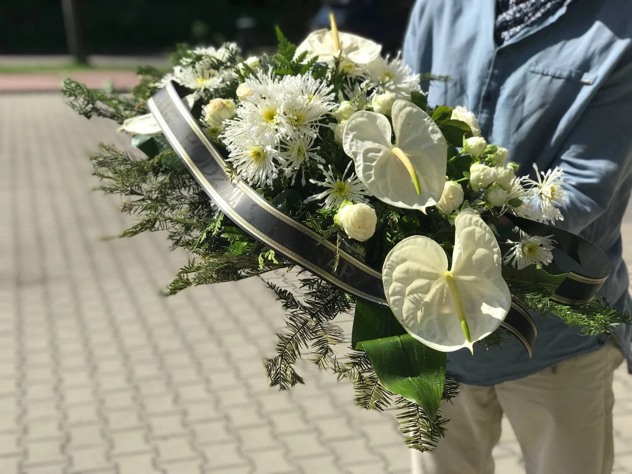 wiązanka pogrzebowa z białych kwiatów (anturium, roże i inne)