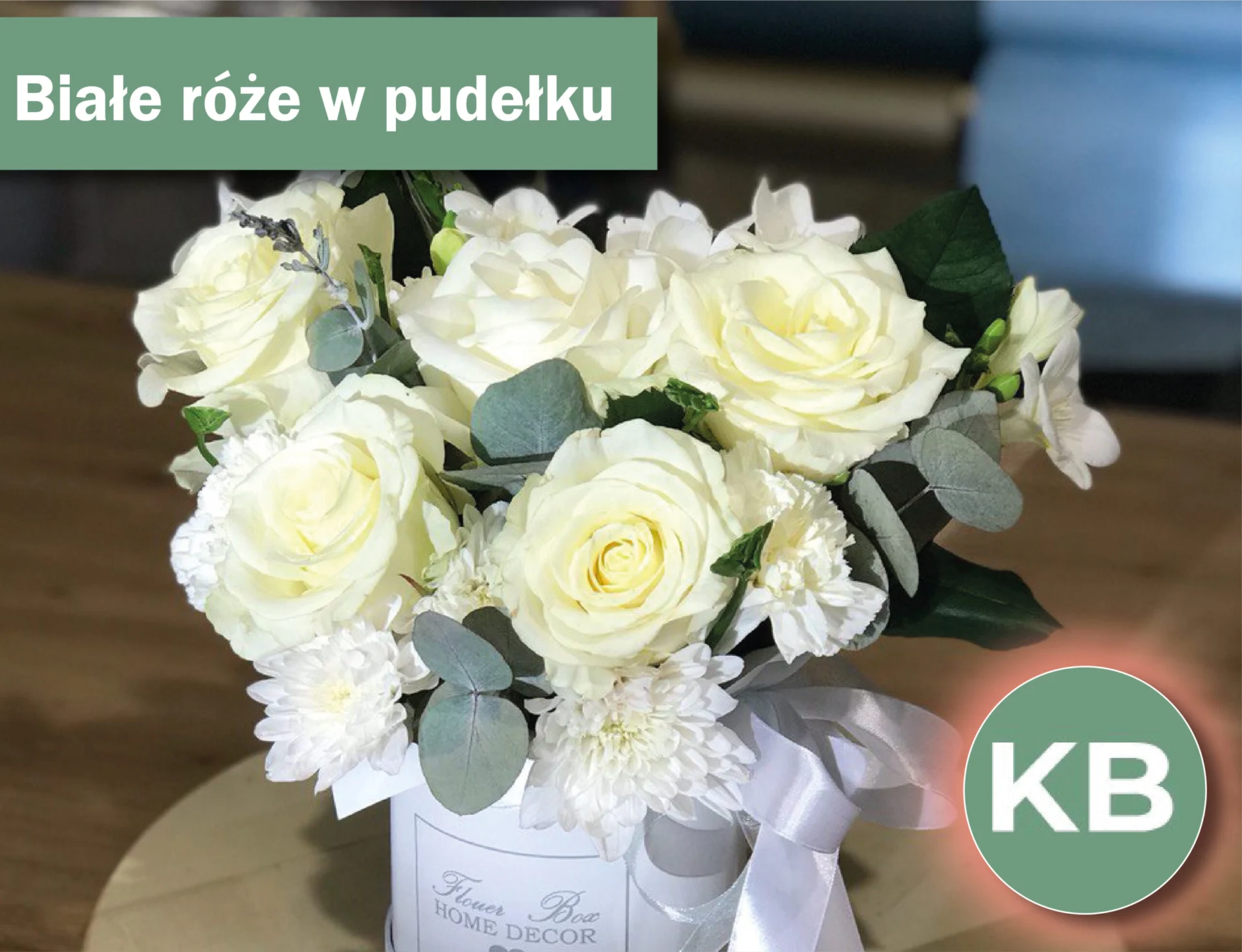 Białe róże w pudełku