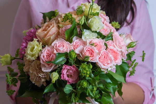 Tradycyjne kwiaty na ważne wydarzenia: wybór z „Kwiaty-Bukiety”