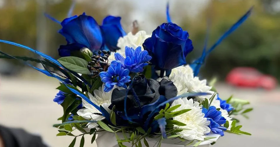 Bukiet z różami w odcieniu niebieskim.