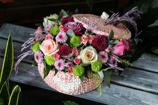 Bukiet z różnych kwiatów.