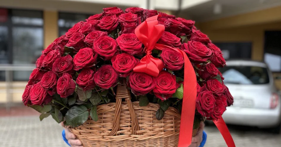 Obfity bukiet czerwonych róż