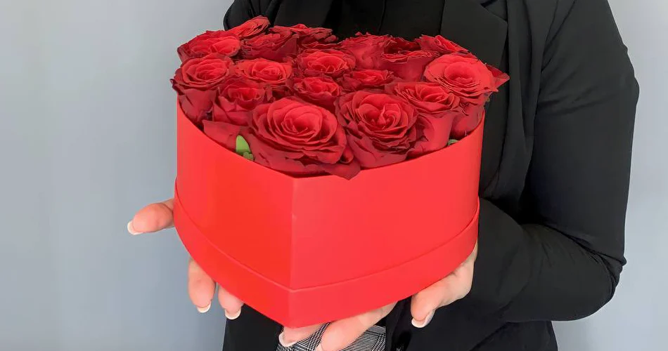 Róże w pudełku w kształcie serca