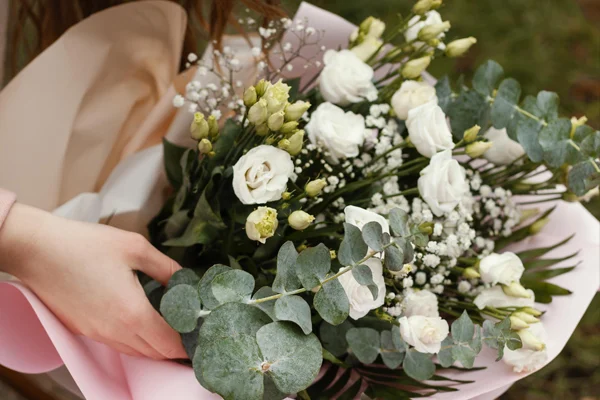 Kwiaty jako prezent ślubny – czy to dobry pomysł?