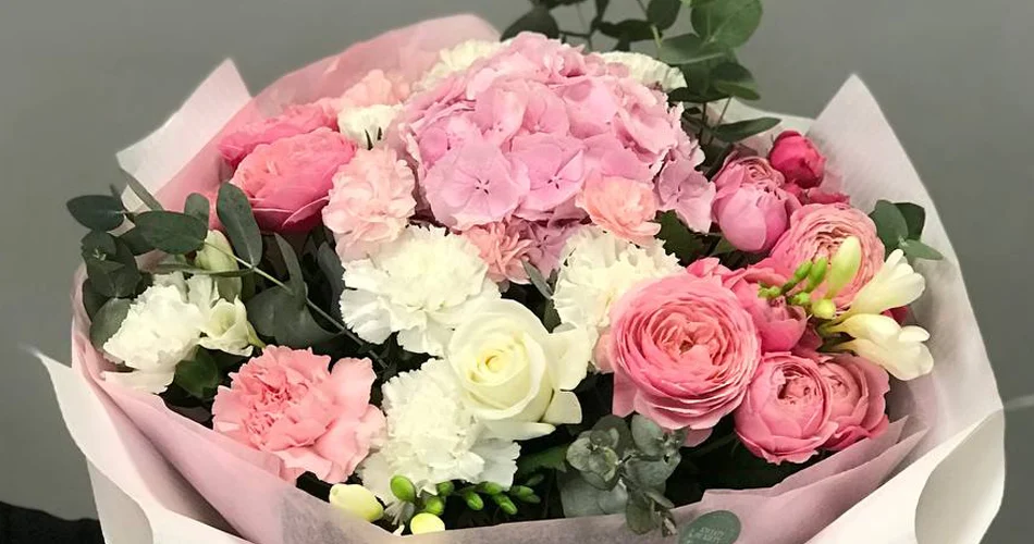 bukiet z róż i hortensji