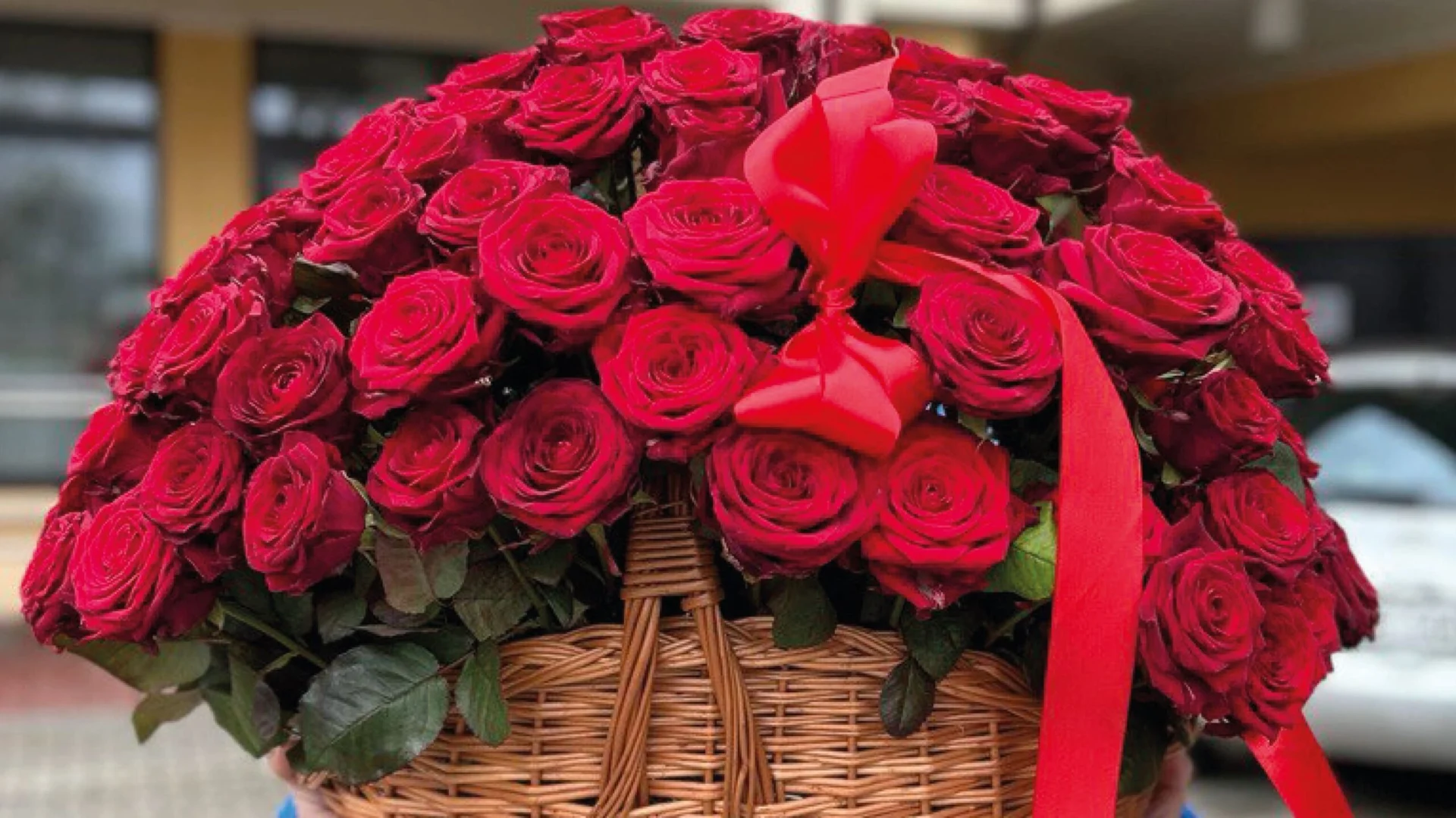 Bukiet czerwonych róż w eleganckim pudełku.