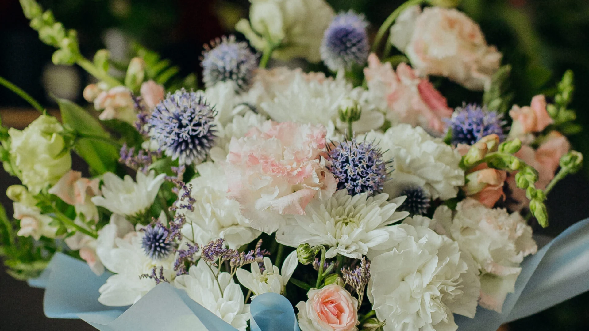 jasne kwiaty w pudełku 