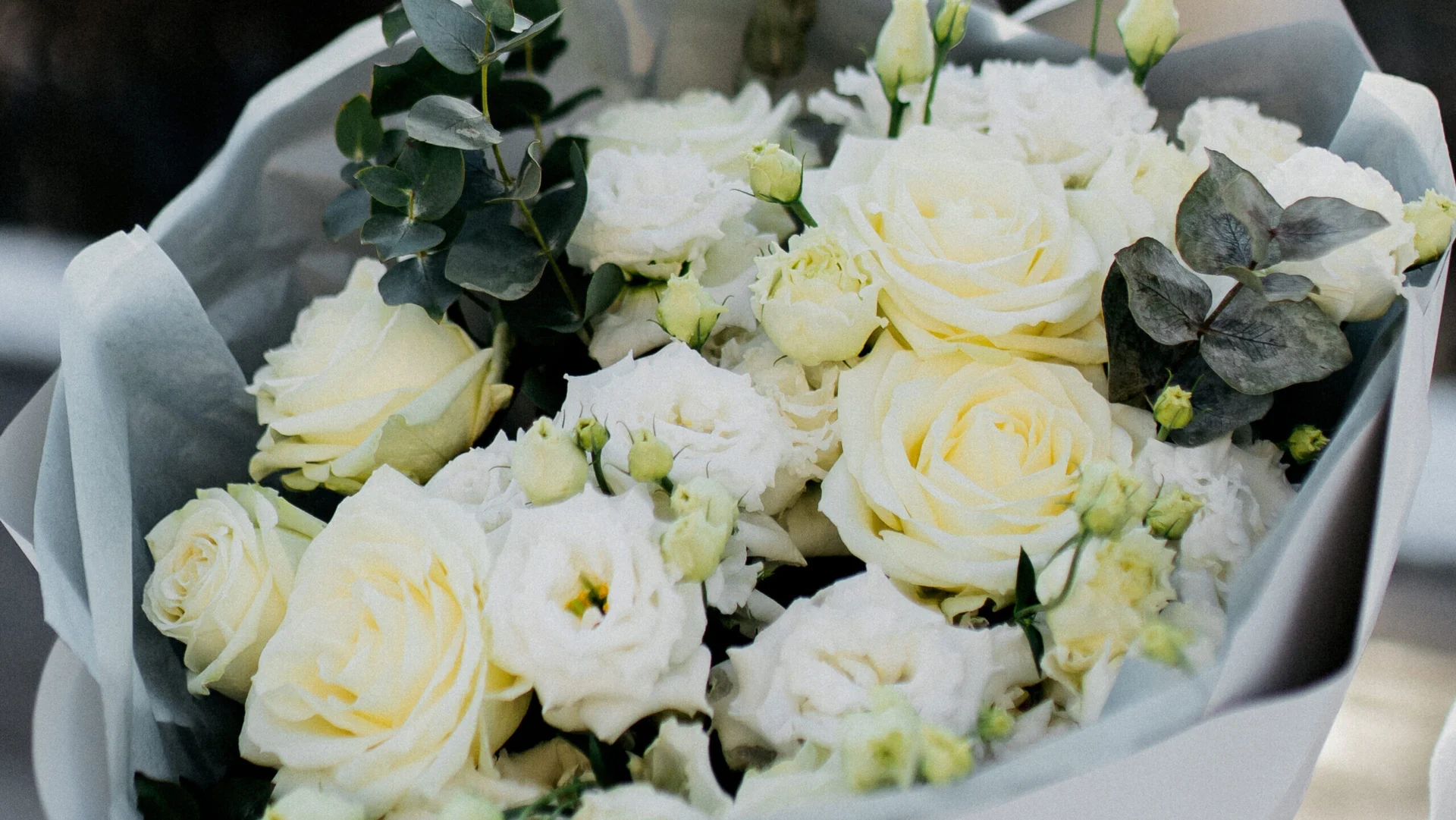 Elegancki bukiet z białą różą i eustomą – szybka dostawa