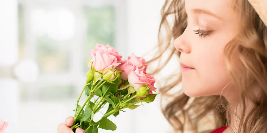 Dzieci i róże: bezpieczne sposoby na zapoznanie dzieci z tym kwiatem