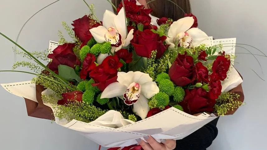 Bukiet z różami i storczykiem