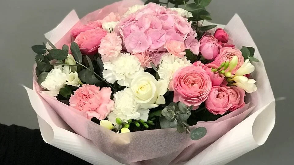 Mieszany bukiet z hortensją i różą