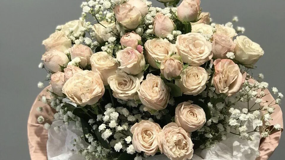 Delikatne różowe róże z subtelną gipsówka