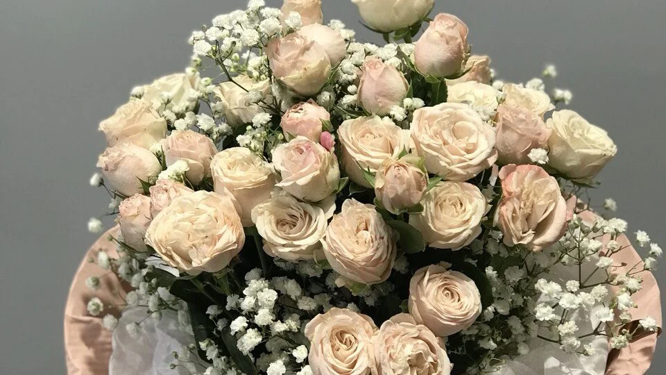 Bukiet róże gałązkowe z gipsówką