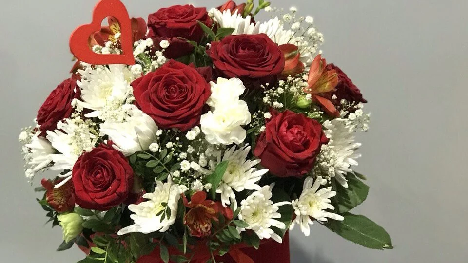 Flower box poczta kwiatowa Ożarów Mazowiecki, róże z margaretkami