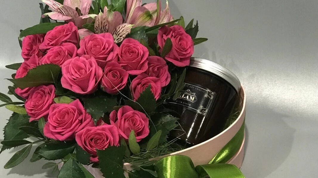 Kwiaty w pudełku ze świecą