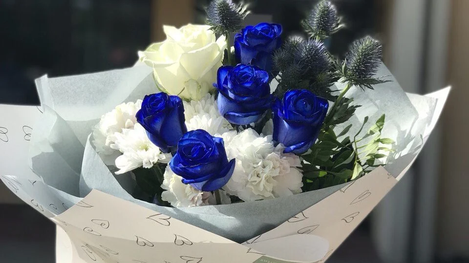 Niebieskie i białe róże z chryzantemami w bukiecie