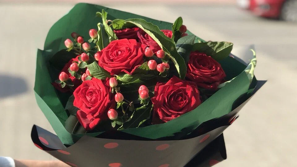 Czerwone róże z hipericum