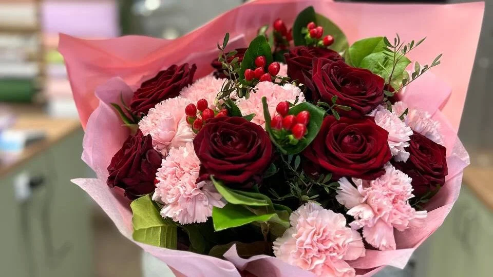 Bukiet róże z goździkiem