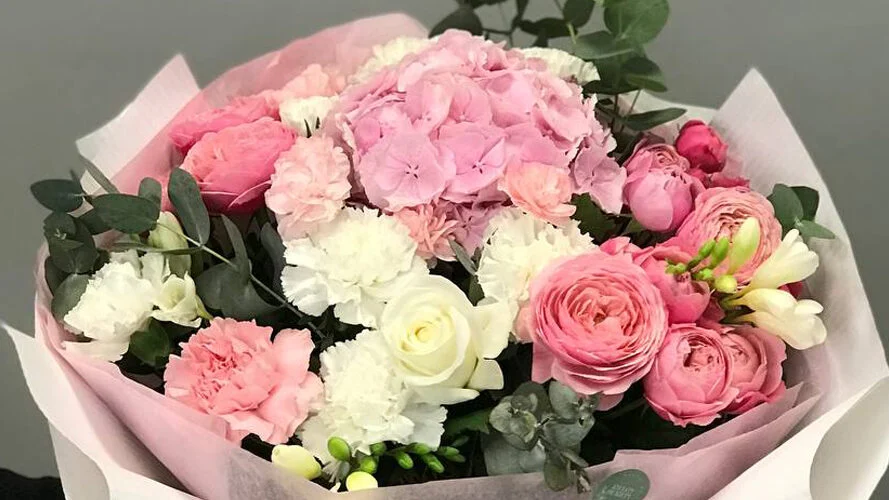 
Bukiet z róż, hortensji i innych letnich kwiatów