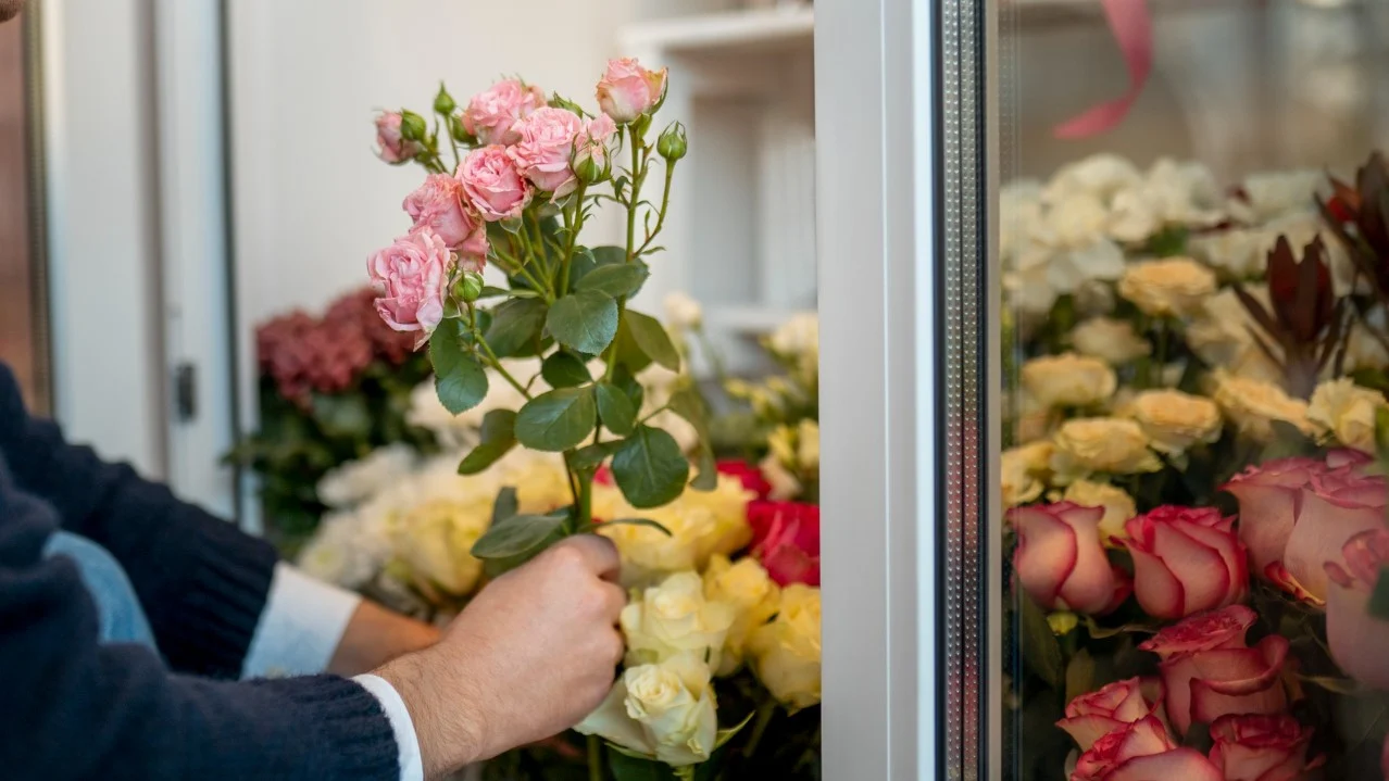 Transport i przechowywanie róż: jak dystrybutorzy zachowują świeżość kwiatów
