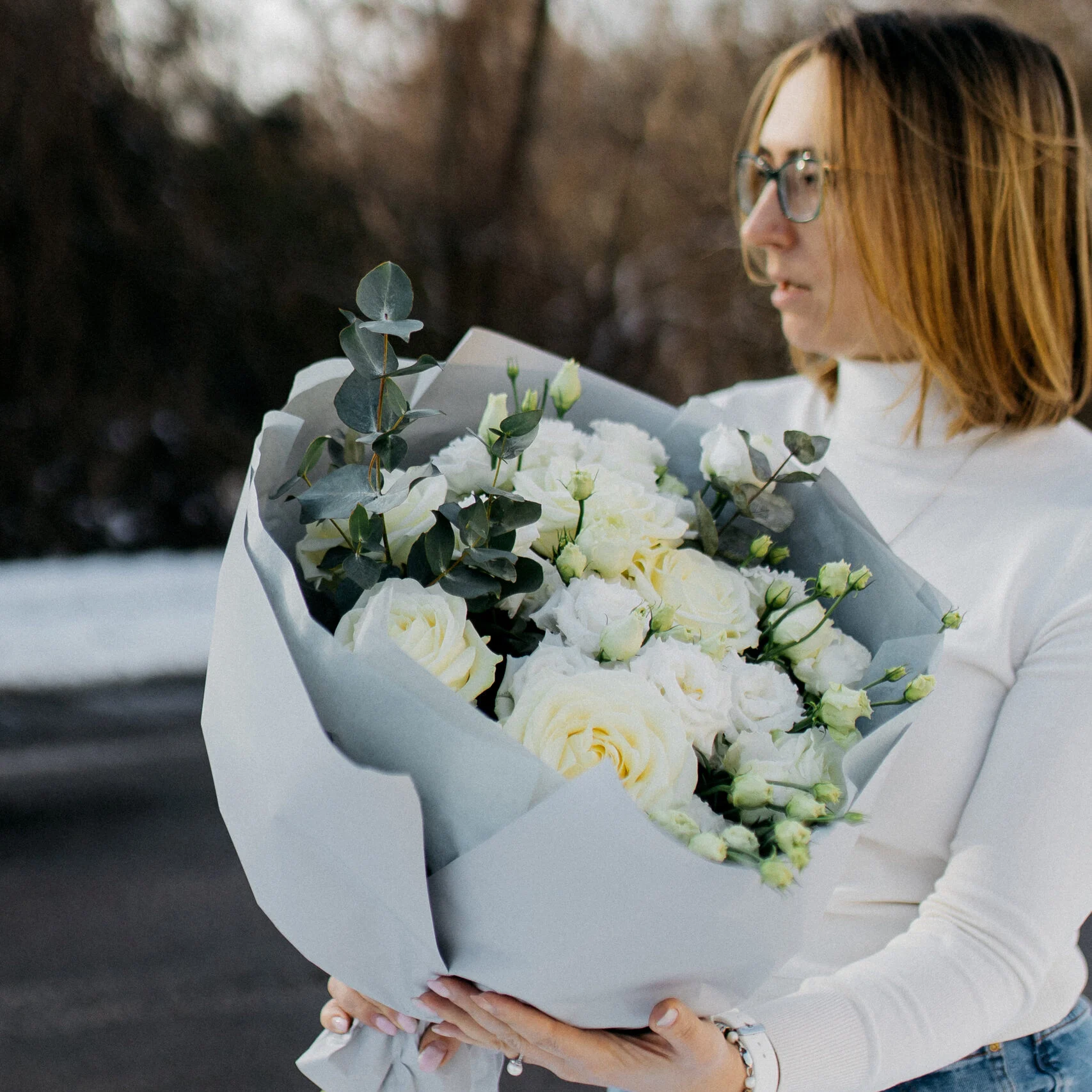 Eustoma biała z białą różą – szybka dostawa kwiatów