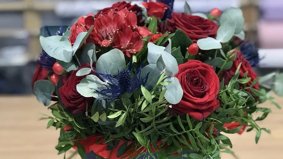 Czerwone róże w niebieskim pudełku