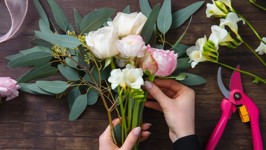 Sklepy internetowe a róże: jak wybrać zaufanego sprzedawcę i zamówić kwiaty online