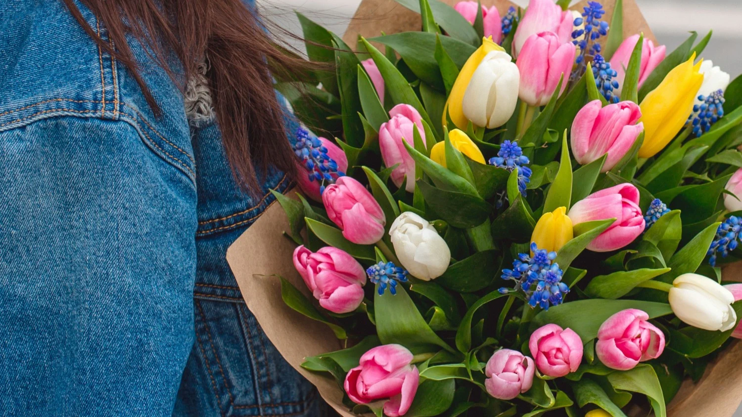 Wiosenne kwiaty w bukietach z różami – czy warto je łączyć?