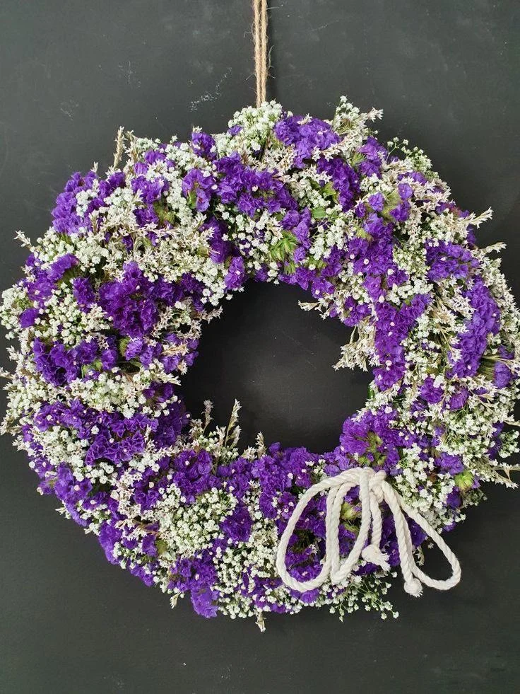 Dekoracja z suszonych kwiatów — wieniec na drzwi z gipsówką i statyce w kolorze fioletowym