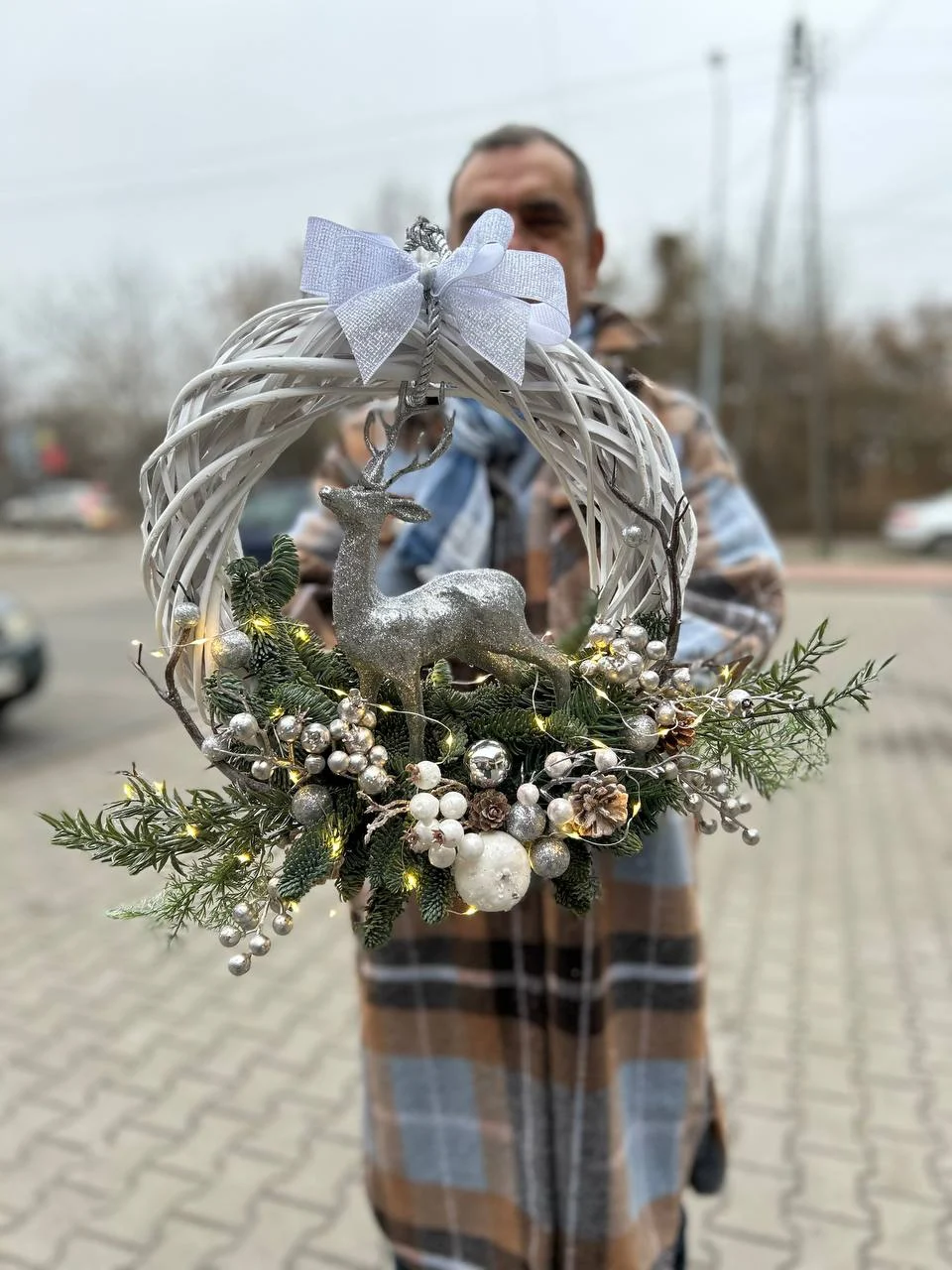 Zimowa dekoracja z jeleniem i srebrnymi bombkami – elegancki biały wieniec świąteczny