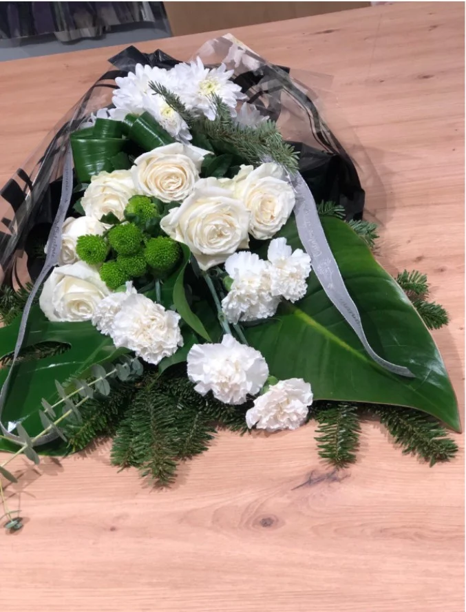 Dekoracja z suszonych zbóż i traw z pastelowymi akcentami — wieniec na drzwi