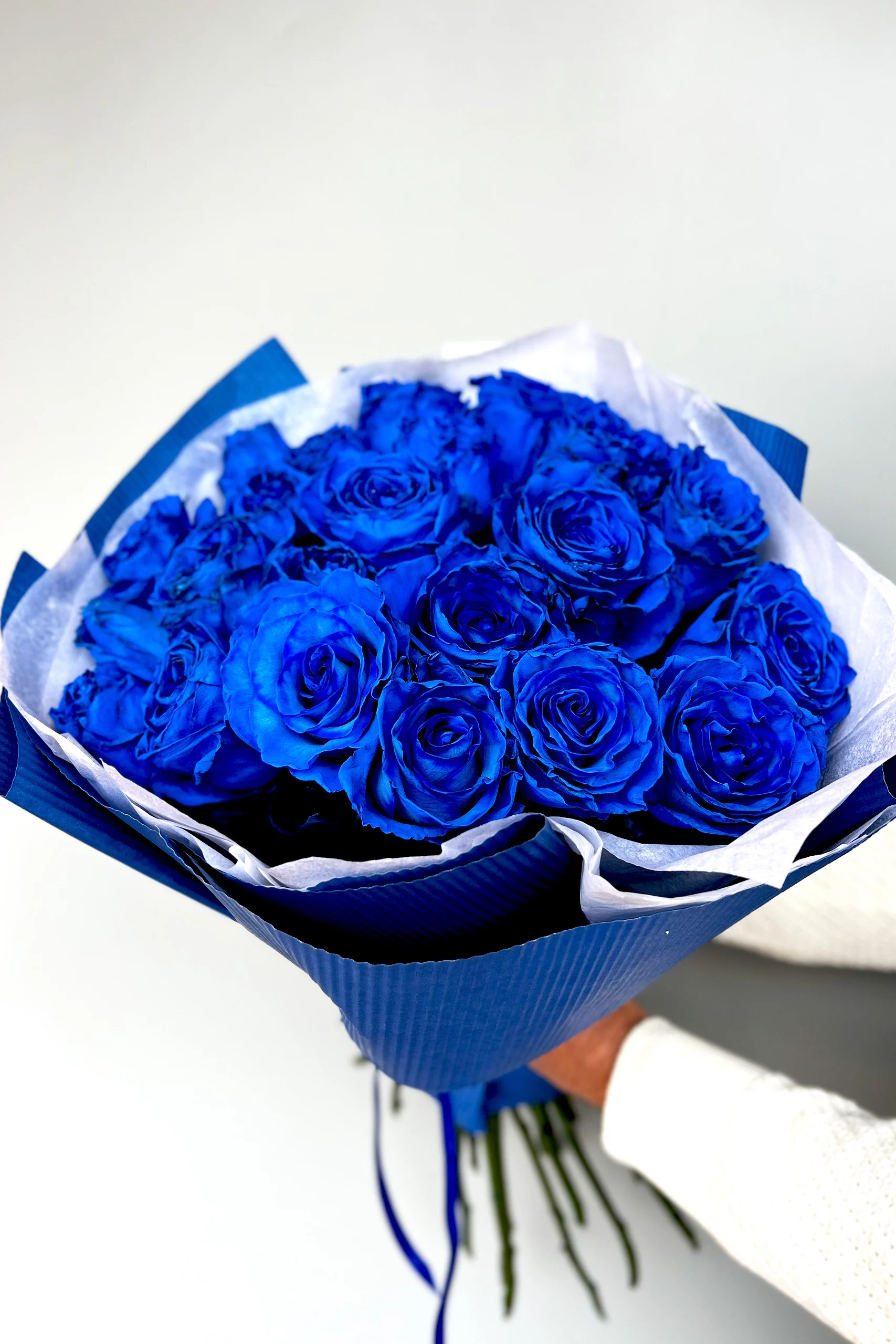 Bukiet róż w intensywnie niebieskim kolorze