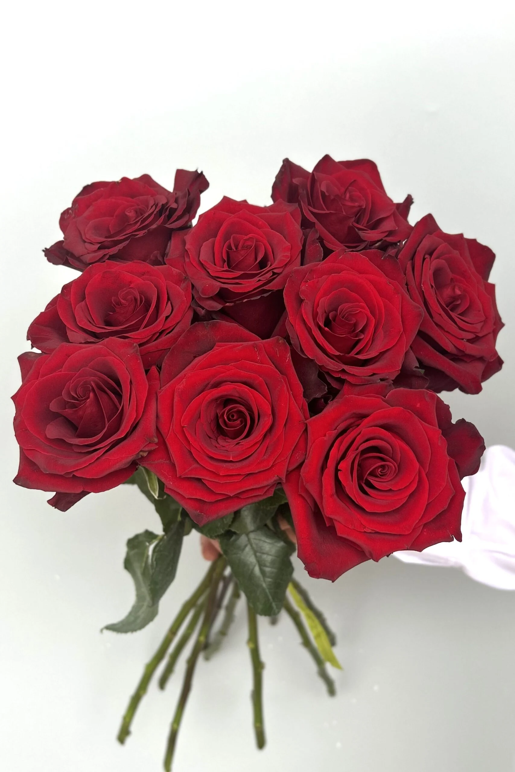 Ręcznie ułożony bukiet róż z czerwonych kwiatów