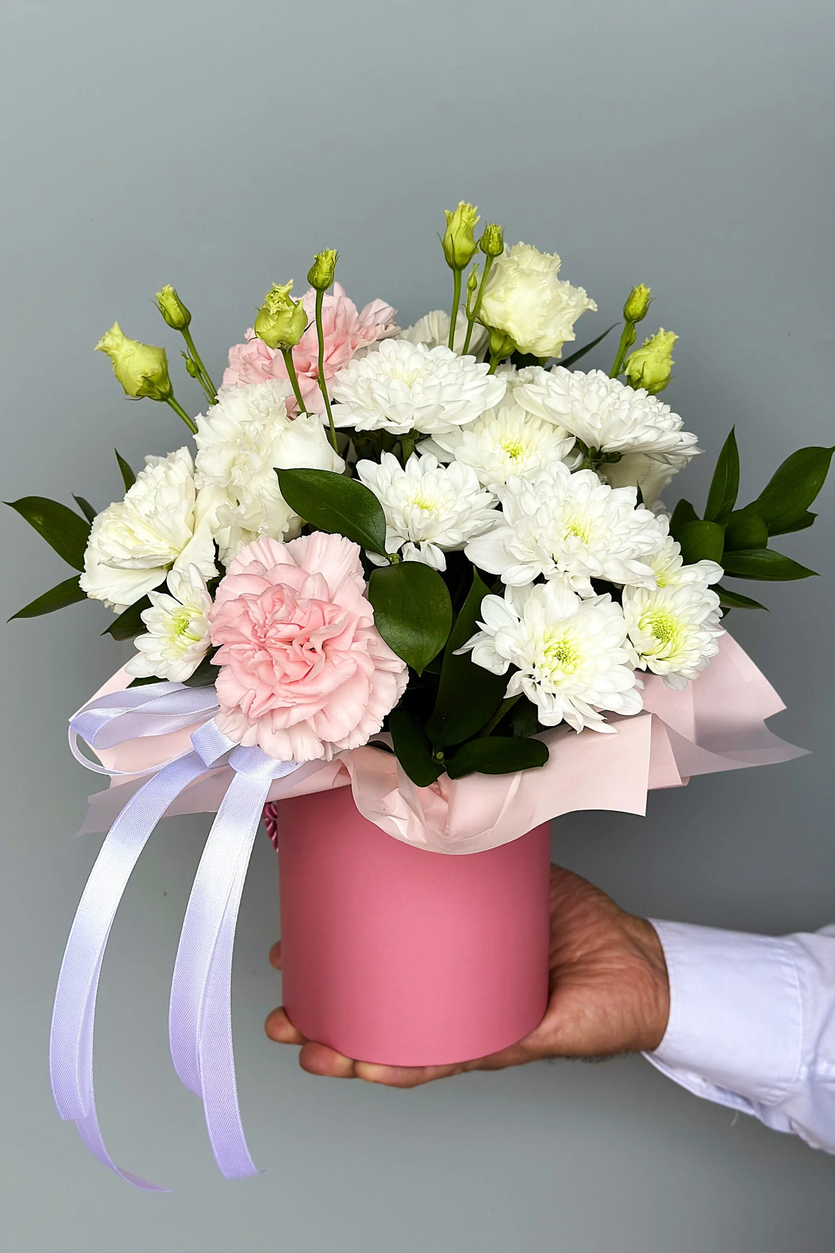Flower box róże w jasnej kompozycji z różowymi akcentami