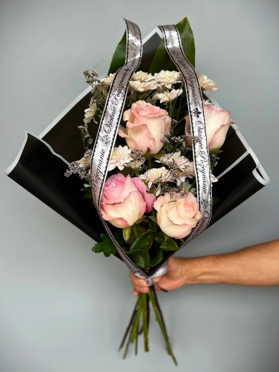 Delikatna pamięć – bukiet kwiatów pogrzebowych z róż i chryzantem do niesienia w rękach