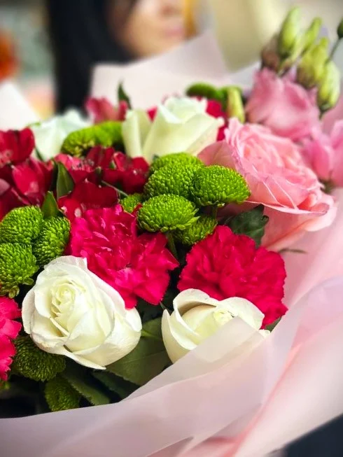 Romantyczny bukiet Iskierka Radości – róże i goździki