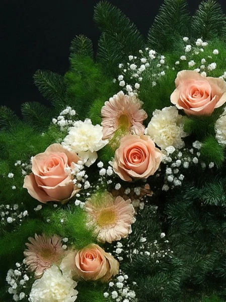 Wieniec pogrzebowy leżący – elegancka kompozycja kwiatowa na ostatnie pożegnanie