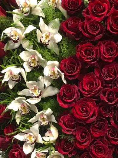 Niegasnące serce – duży wieniec pogrzebowy na stojaku w kształcie serca z dostawą w całej Polsce