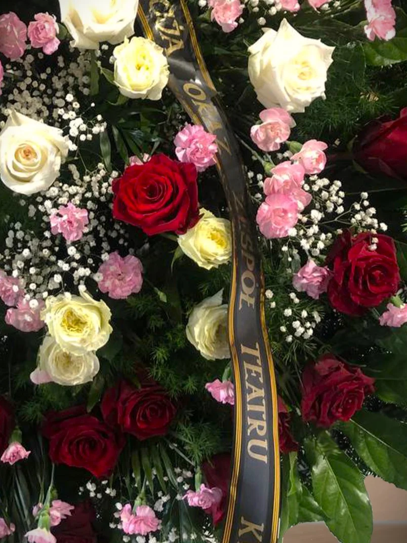 Duży wieniec pogrzebowy na stojaku