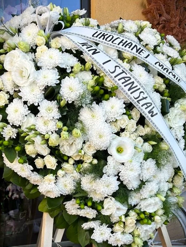 Subtelna kompozycja kwiatowa – wieniec na pogrzeb z dostawą