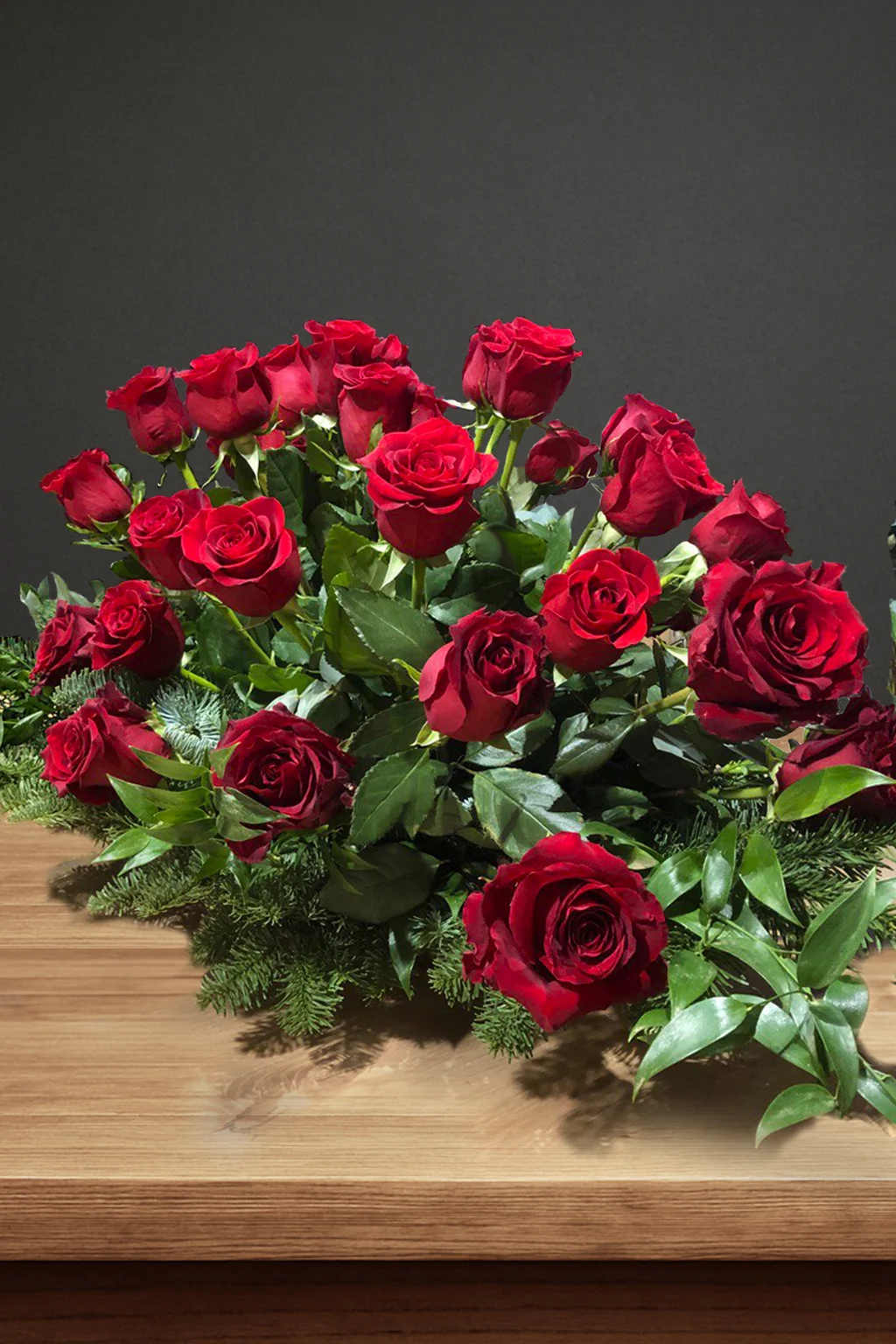 Bukiet pogrzebowy „Wieczna miłość” z czerwonych róż na trumnę