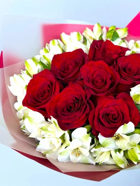 Elegancki bukiet czerwonych róż z delikatnymi alstremeriami