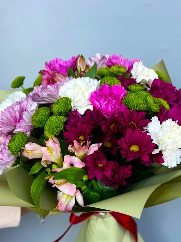 Świeże chryzantemy w bukiecie z alstremerią i margaretkami