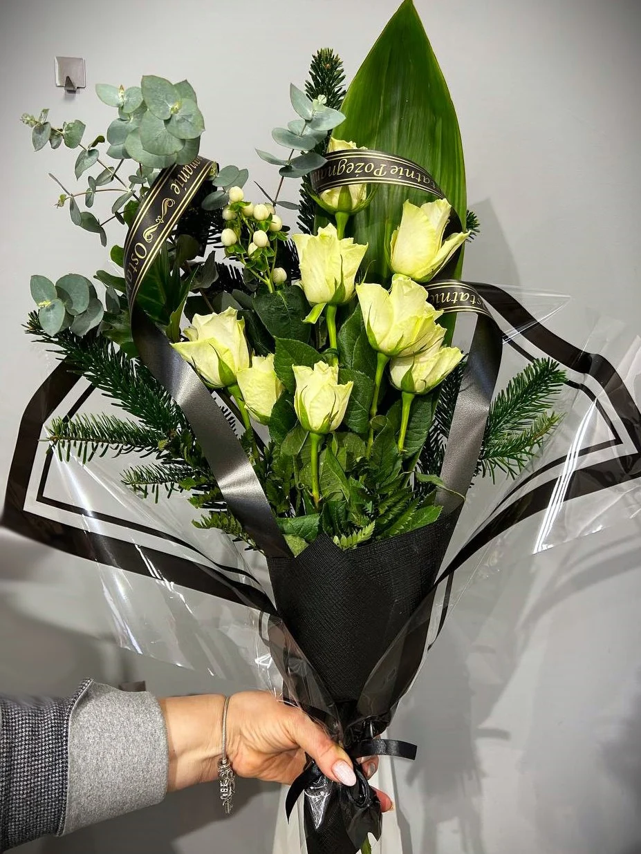 Mały bukiet pogrzebowy z białych róż