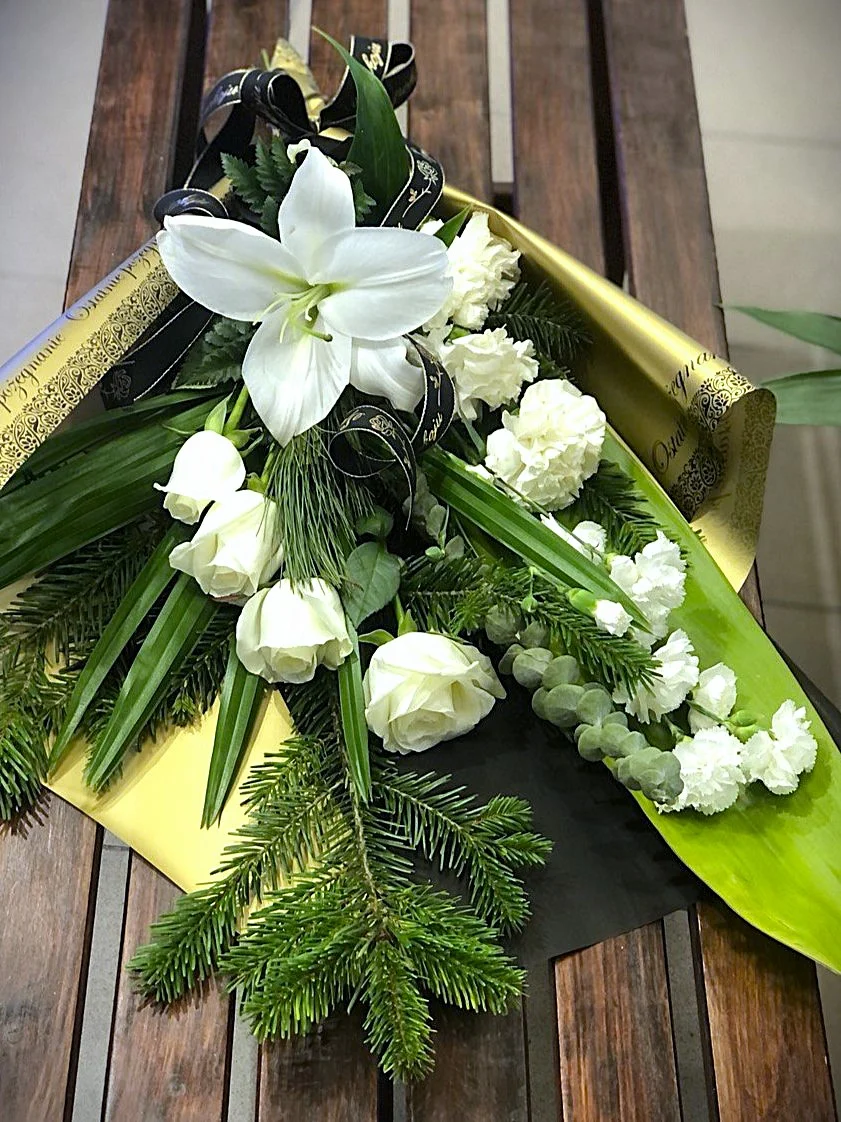 Bukiet na pogrzeb z białych lilii, róż i eukaliptusa