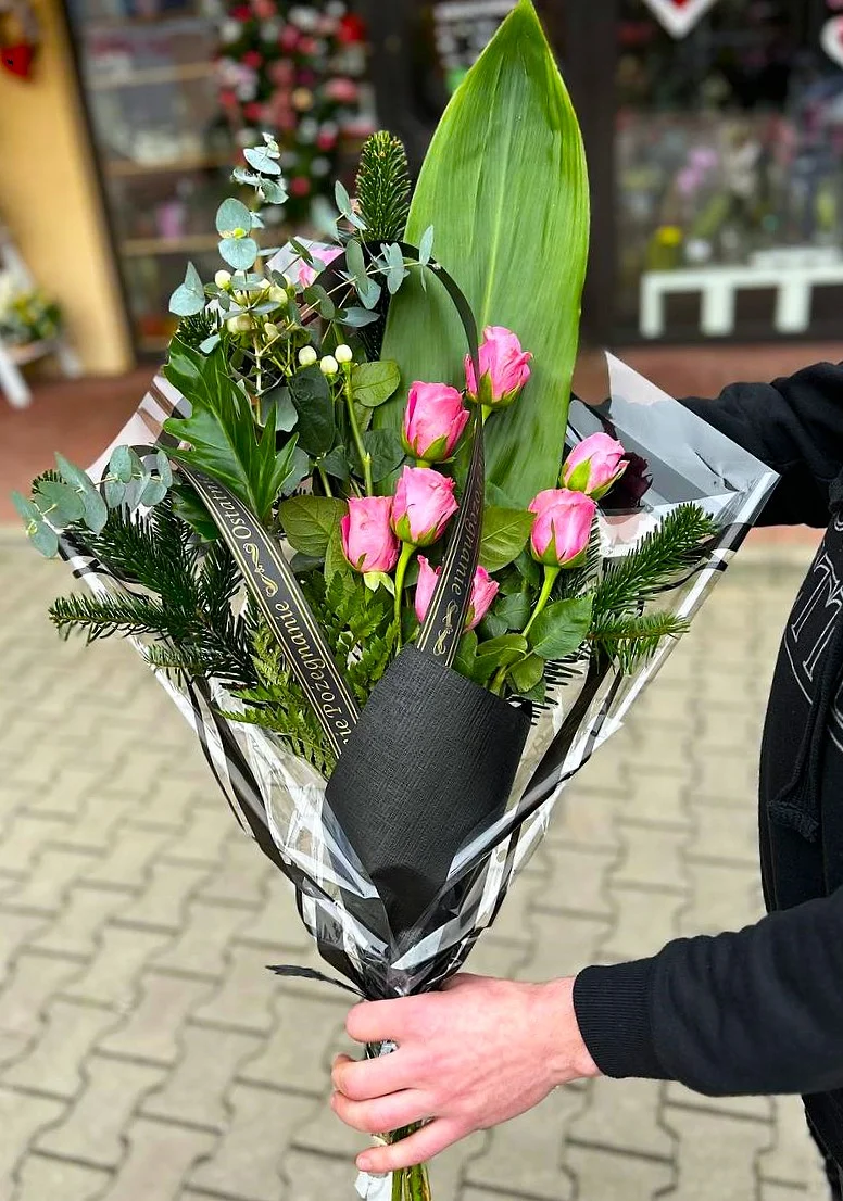 Wiązanka pogrzebowa do ręki z różowych róż