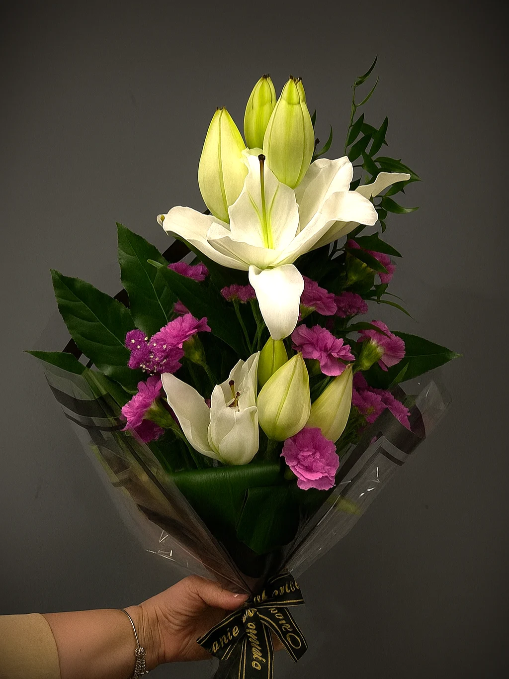 Bukiet pogrzebowy z białych lilii i fioletowych goździków