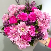 Bukiet różowych goździków i chryzantem