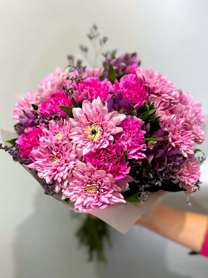 Elegancki bukiet z różowych goździków i margaretek, pełen świeżości i uroku